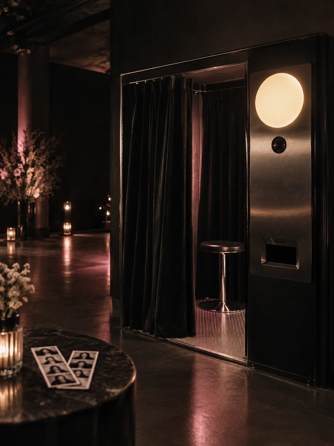 Không gian photobooth với rèm đen và ánh sáng điện ảnh